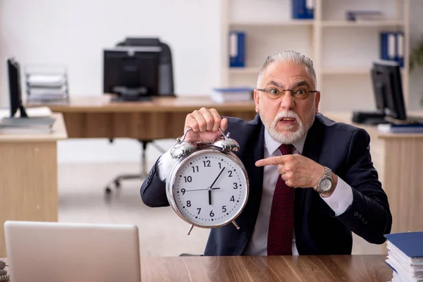 Oud mannelijk werknemer in time management concept — Stockfoto