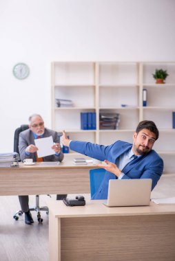 Ofiste çalışan iki meslektaşım.