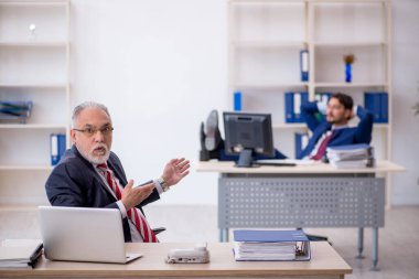 Ofiste çalışan iki erkek arkadaş.