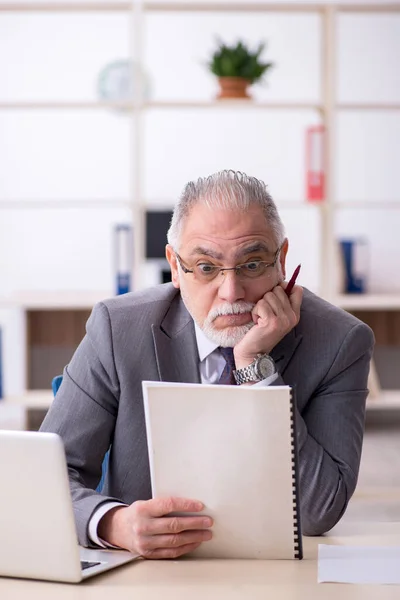 Viejo empleado y demasiado trabajo en la oficina — Foto de Stock