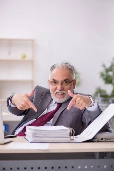 Viejo empleado que trabaja en la oficina — Foto de Stock