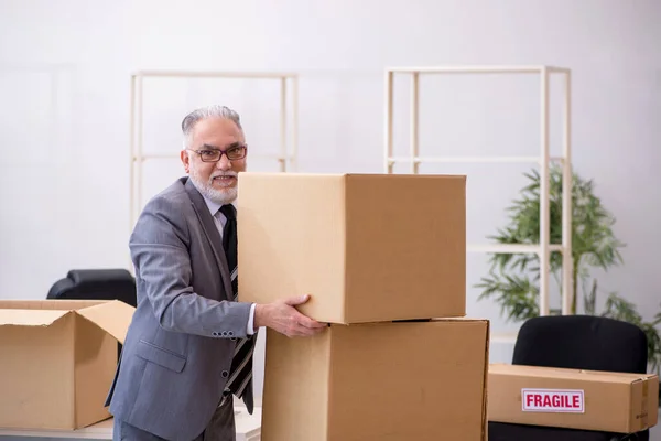 Ancien employé masculin dans le concept de réinstallation — Photo