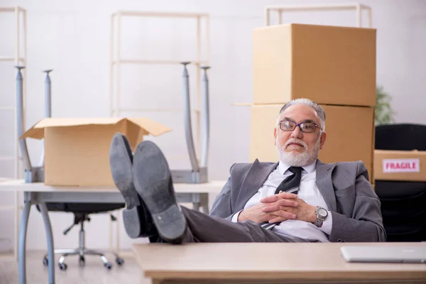 Oude mannelijke werknemer in bedrijfsverplaatsingsconcept — Stockfoto