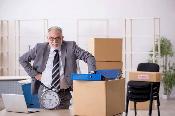 Velho empregado masculino no conceito de realocação — Fotografia de Stock