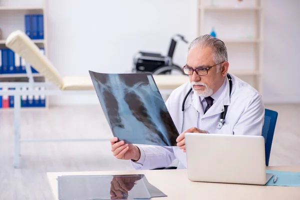 Viejo radiólogo médico que trabaja en el hospital — Foto de Stock