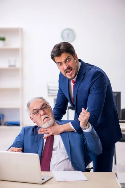 Zwei männliche Kollegen im Büro — Stockfoto