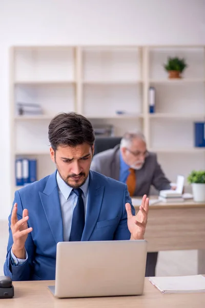 Two colleagues working in the office — Stock Photo, Image