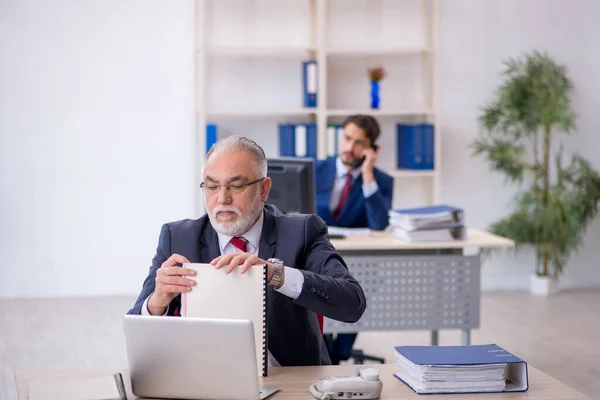 Due colleghi maschi che lavorano in ufficio — Foto Stock