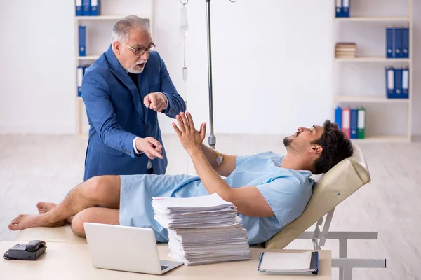 Businessman and patient in the hospital — Stock Photo, Image