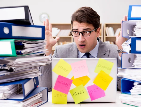 Zakenman worstelt met meerdere prioriteiten — Stockfoto