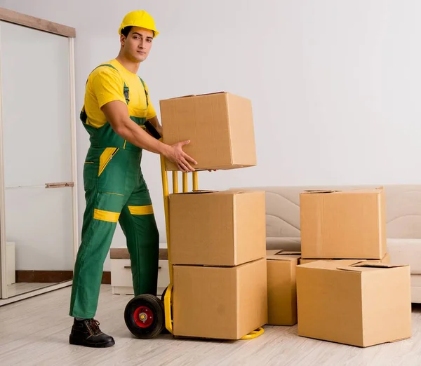 El hombre entrega cajas durante el movimiento de la casa —  Fotos de Stock