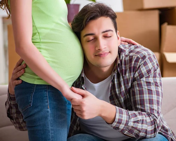 Молодая пара мужчина и беременная жена ждут ребенка — стоковое фото