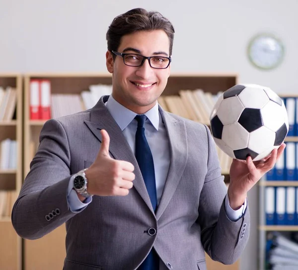 Empresario con balón de fútbol en la oficina —  Fotos de Stock