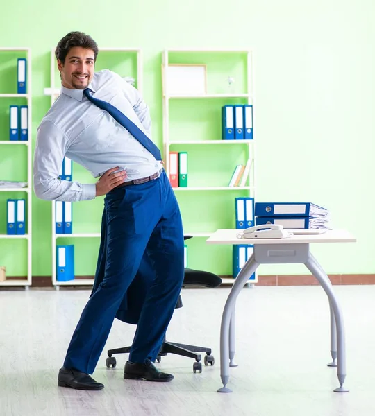 Empleado haciendo ejercicios durante el descanso en el trabajo — Foto de Stock