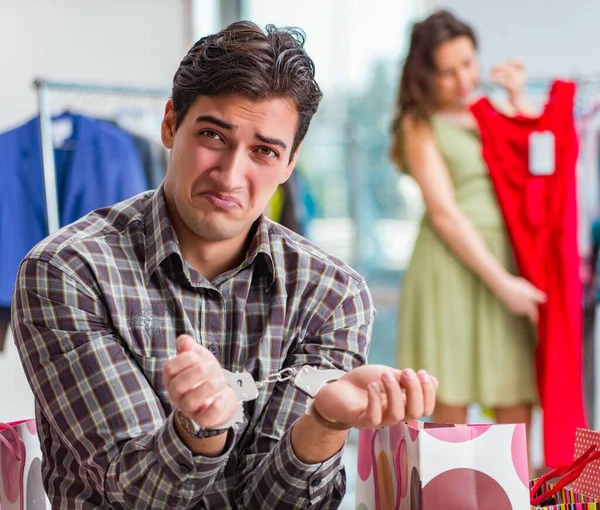 Adam, karısının dükkandan alışveriş etmesinden bıkmış.