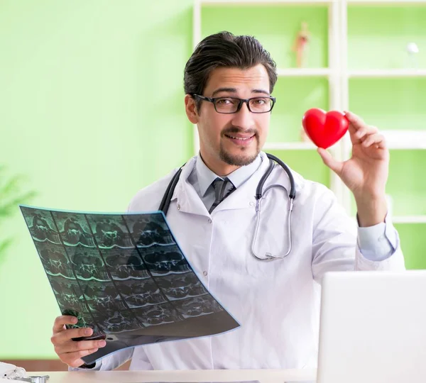 Radiologe untersucht Röntgenbild im Krankenhaus — Stockfoto