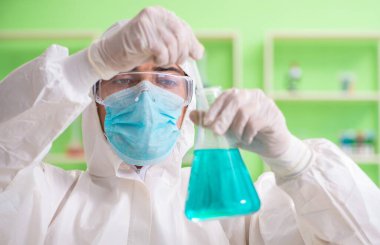 Laboratuvarda yeni bir deney üzerinde çalışan kimyager.