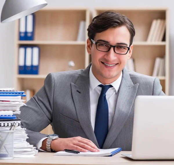 Schöner Geschäftsmann, der im Büro arbeitet — Stockfoto