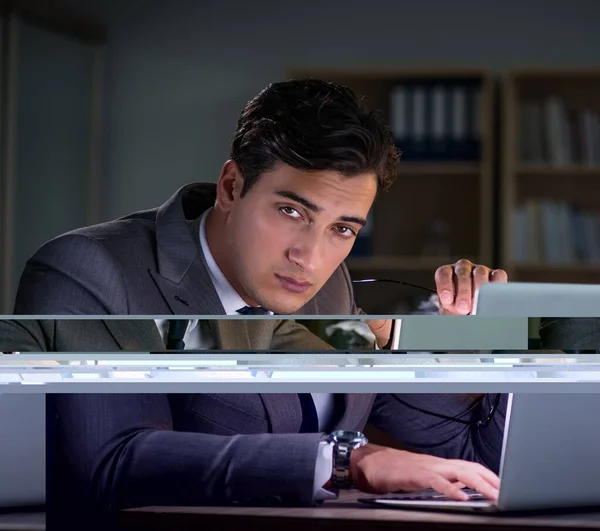 Homme restant dans le bureau pendant de longues heures — Photo