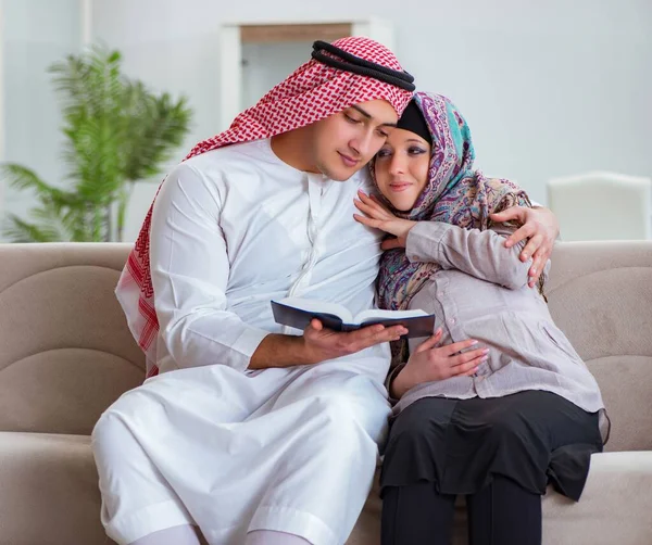 Ung arabisk muslimsk familj med gravid fru väntar barn — Stockfoto