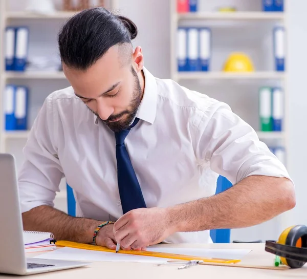 Architekt arbeitet in seinem Atelier an neuem Projekt — Stockfoto