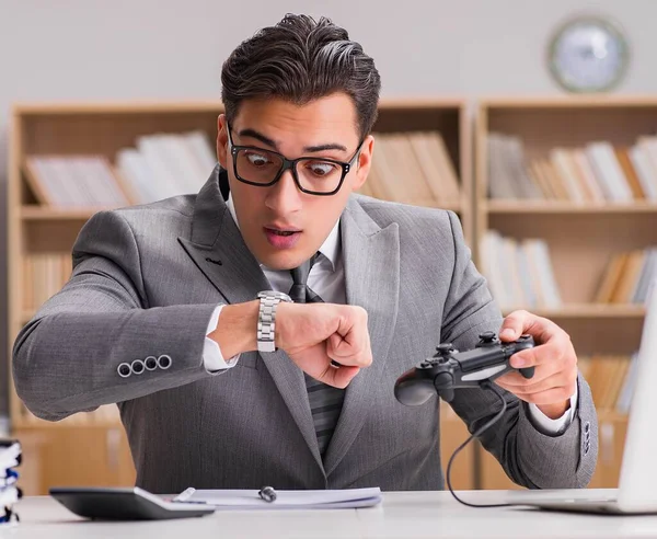 Geschäftsmann spielt Computerspiele im Büro — Stockfoto