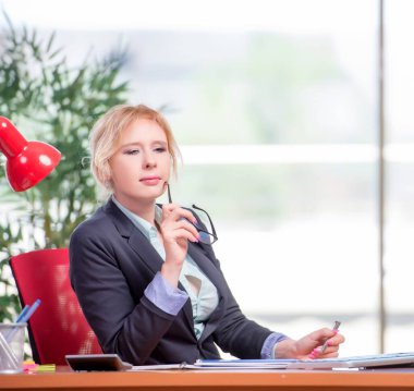 Ofiste çalışan iş kadını.