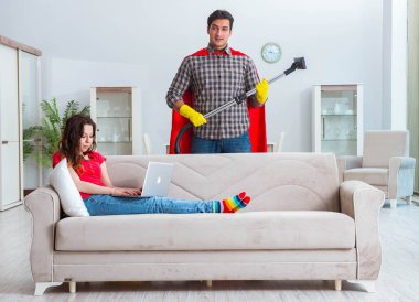 Süper kahraman koca karısına evde yardım ediyor.