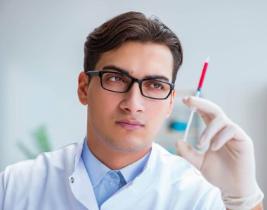 Doktor kan örnekleriyle çalışıyor.