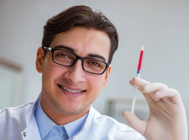 Doktor kan örnekleriyle çalışıyor.