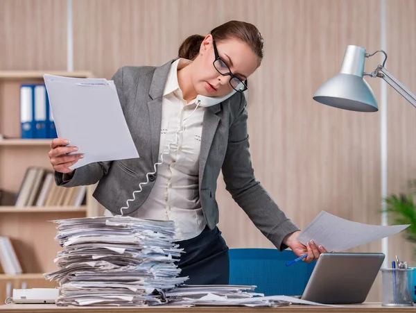 Geschäftsfrau arbeitet im Büro — Stockfoto