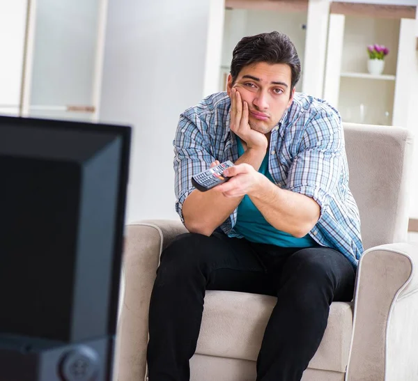 Mężczyzna ogląda telewizję w domu — Zdjęcie stockowe