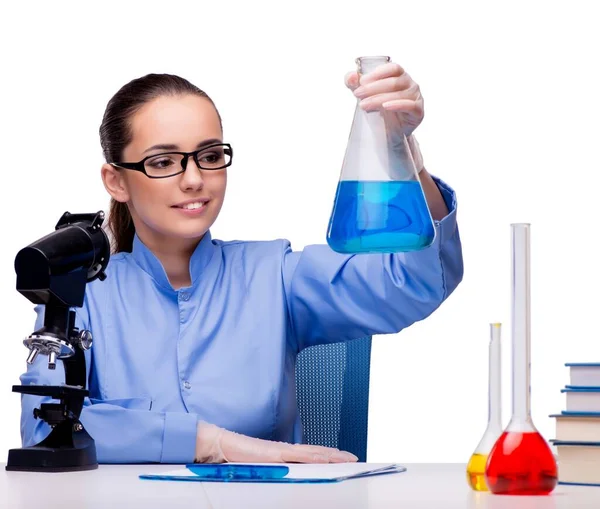 Chemik laboratorium, praca z mikroskopem i rury — Zdjęcie stockowe