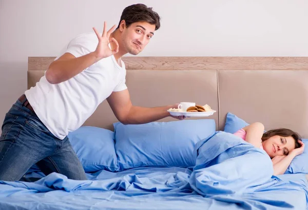 Familia feliz desayunando en la cama — Foto de Stock