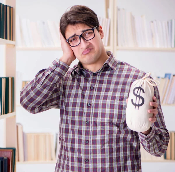 Junge Studentin in teurem Lehrbuchkonzept — Stockfoto