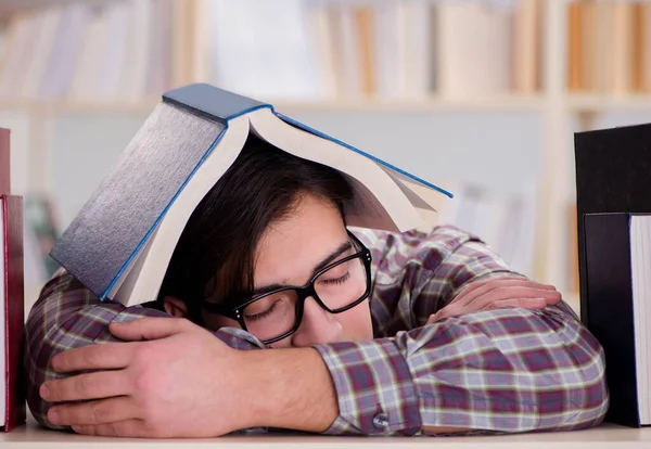 Ung student som söker böcker i universitetsbiblioteket — Stockfoto