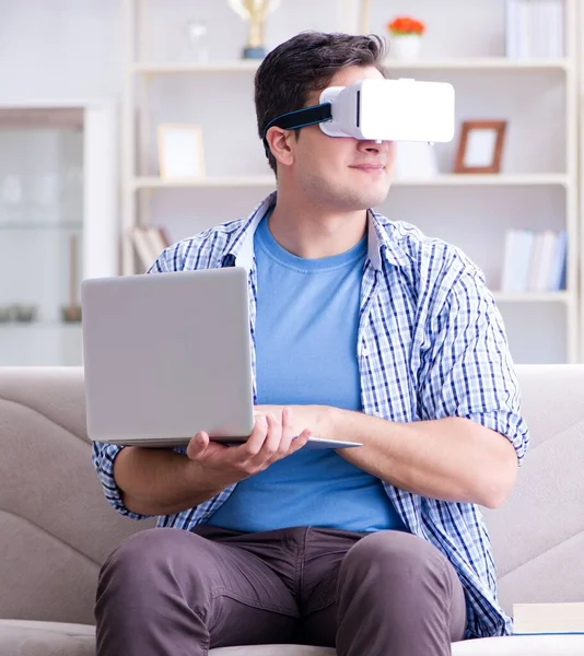 Студент-фрілансер з окулярами віртуальної реальності вдома — стокове фото
