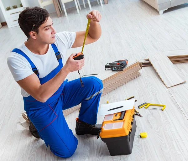 Réparateur pose stratifié plancher à la maison — Photo