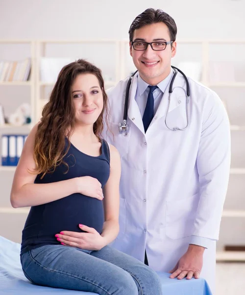 Médico examinando paciente mulher grávida — Fotografia de Stock