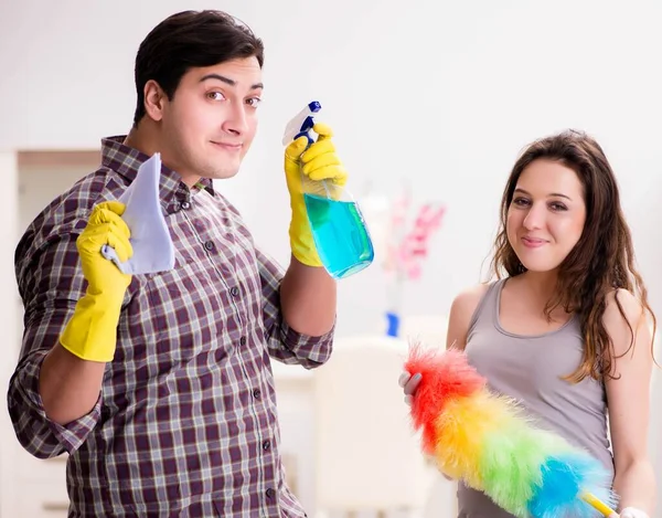 Жена и муж делают уборку дома — стоковое фото