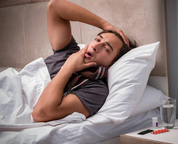 Homem doente descansando na cama — Fotografia de Stock