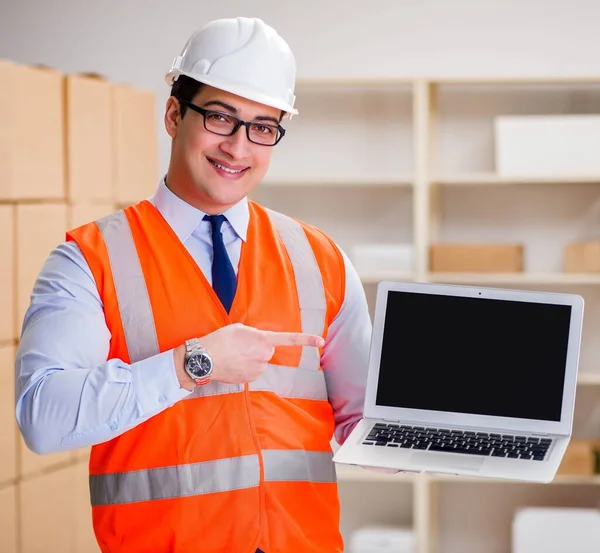 Man working in postal parcel delivery service office — Stock Photo, Image