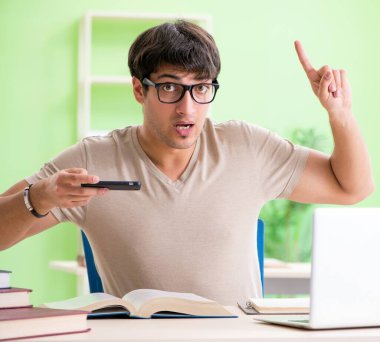 Üniversite sınavlarına hazırlanan öğrenci