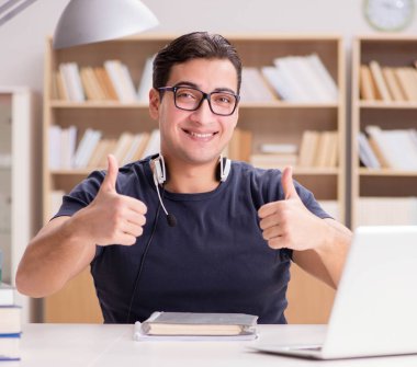 Genç serbest bilgisayar üzerinde çalışıyordu.