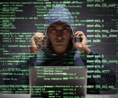Veri güvenliği konseptinde genç bir hacker
