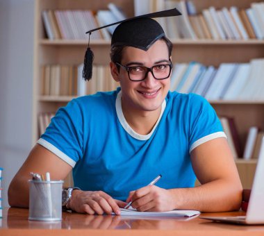 Üniversiteden mezun olan genç adam.