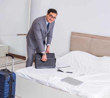 Seyahat sırasında otel odasında bir iş adamı.
