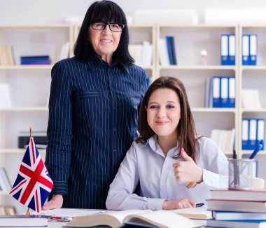 İngilizce dersi sırasında genç yabancı öğrenci