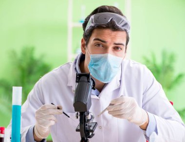 Laboratuvarda çalışan bir kimyager.