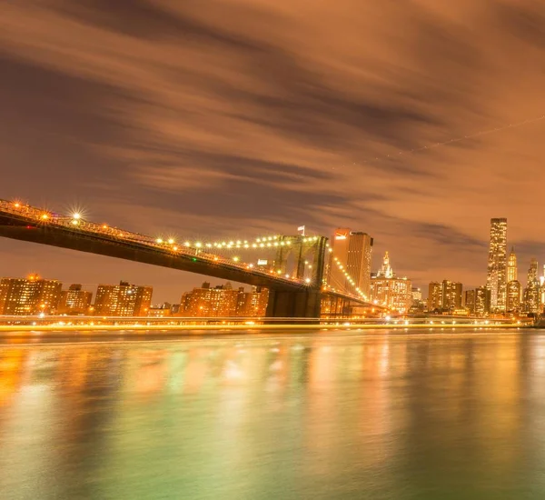 Vista notturna su Manhattan e sul ponte di Brooklyn — Foto Stock